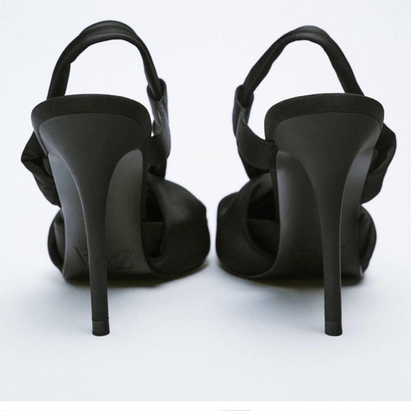 Zara Black Pointed Toe Interwoven Fabric
Pump Heels pointed Toe pumps - Picture 2 of 9